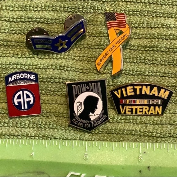 Collection of military pins - Picture 2 of 3
